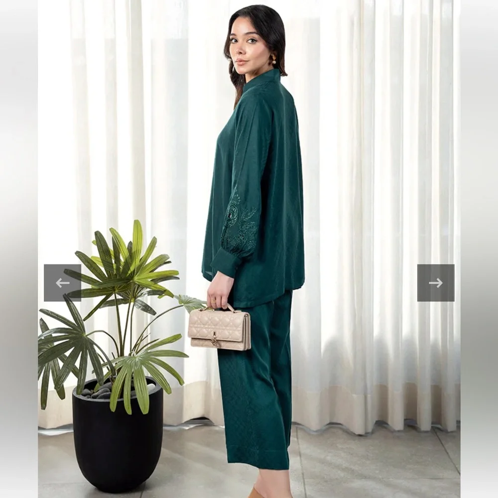 Elegant Dark Green Two-Piece Set - Picture 3 of 4